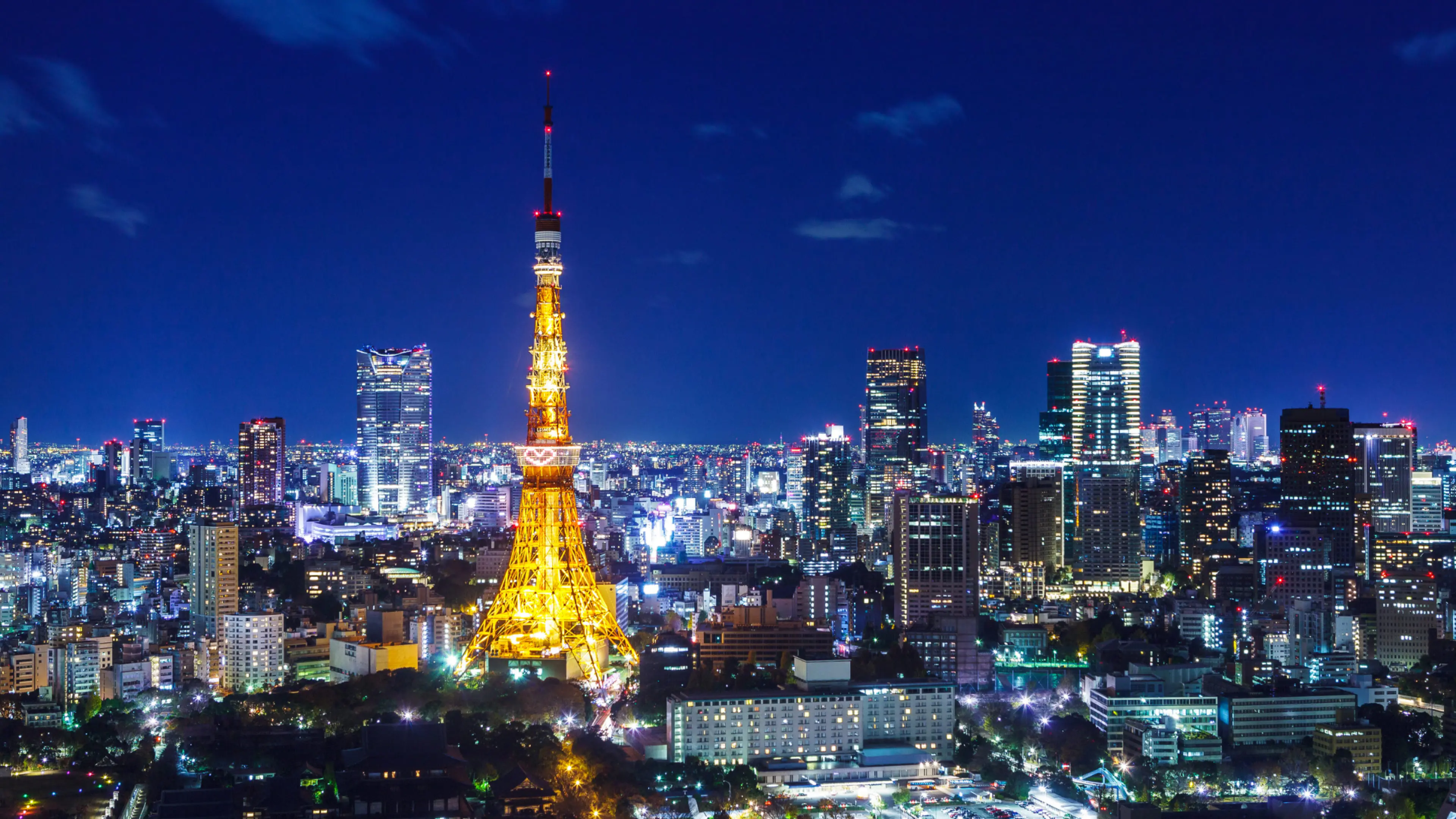 夜の東京の街並みと東京タワーが中央に輝いている風景。